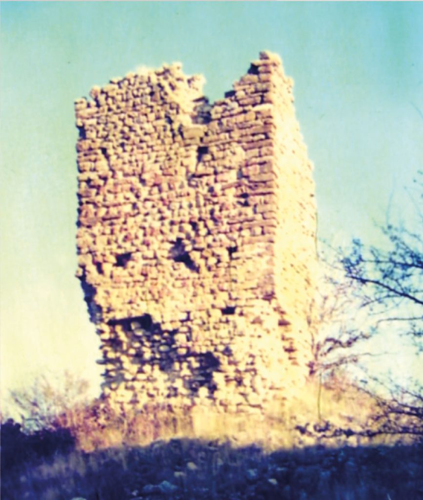 Vestige du donjon en 1990 © Archives communales