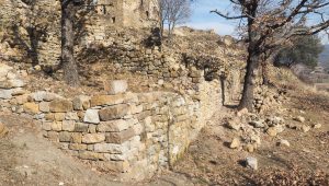 Angle d’un mur en pierre sèche terminé. Admirez le travail ! © Archives communales - 2023