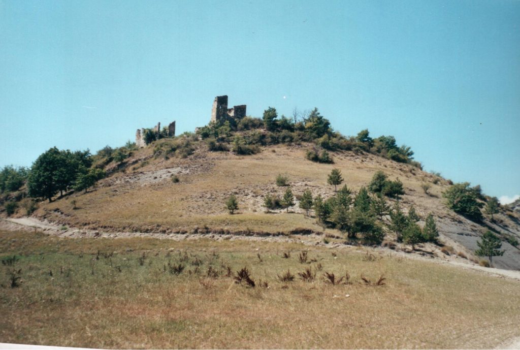 Bâtiments rasés au tractopelle, avant travaux