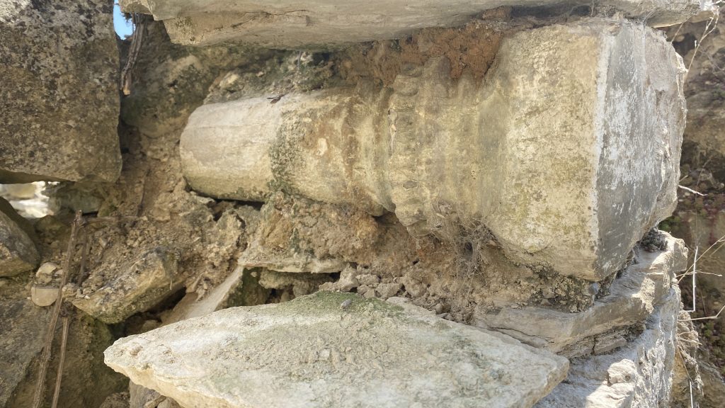 Colonne romane utilisée à l'horizontal pour consolider un mur