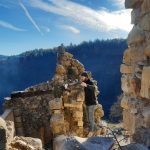 Découverte d'une colonne romane intégrée au mur
