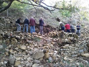 Remontage d'un mur sur la rue basse
