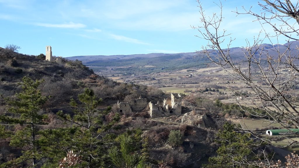 Le village vu de l'autre côté du ruisseau, avant travaux (2020)