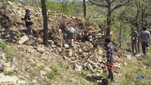 Bénévoles à l'œuvre sur le rempart bas (2022)