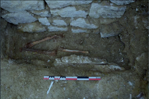 Tombe mise au jour : ossements déplacés (2020)